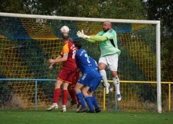 Strafraumszene: Der Torhüter springt nach dem Ball, Spieler aus Golßen und Lichterfeld im Gedränge