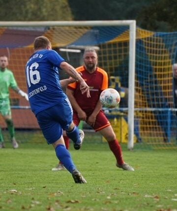 Lichterfelder Spieler mit der Nummer 16 zieht vor dem Tor ab
