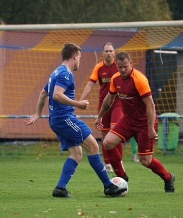 Zweikampf zwischen einem Lichterfelder und einem Golßener Spieler