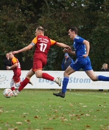 Ein Golßener Spieler setzt sich gegen einen Lichterfelder durch