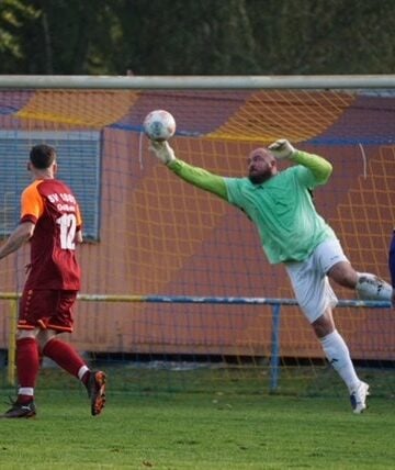 Der Torhüter wirft sich nach dem Ball