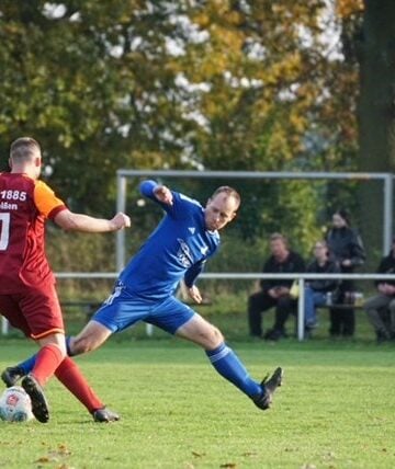 Grätsche im Zweikampf um den Ball