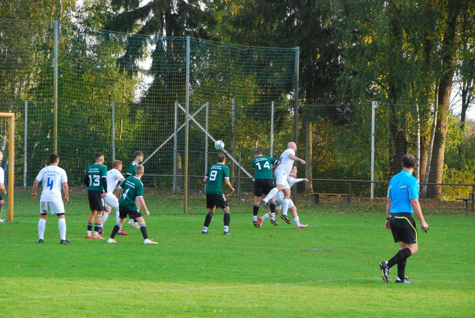 Fußballspieler von Blau-Weiß Lubolz und Chemie Schwarzheide im Zweikampf