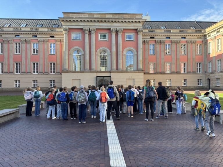 Grundschulkinder erleben Demokratie im Landtag Brandenburg