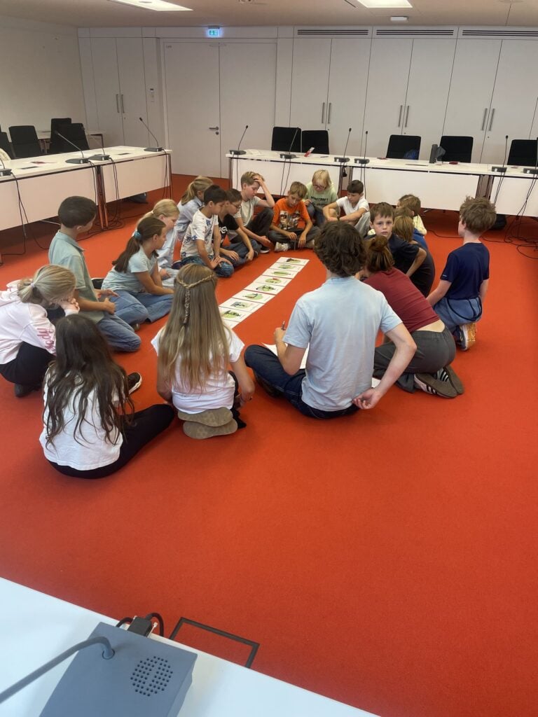 Grundschulkinder erleben Demokratie im Landtag Brandenburg