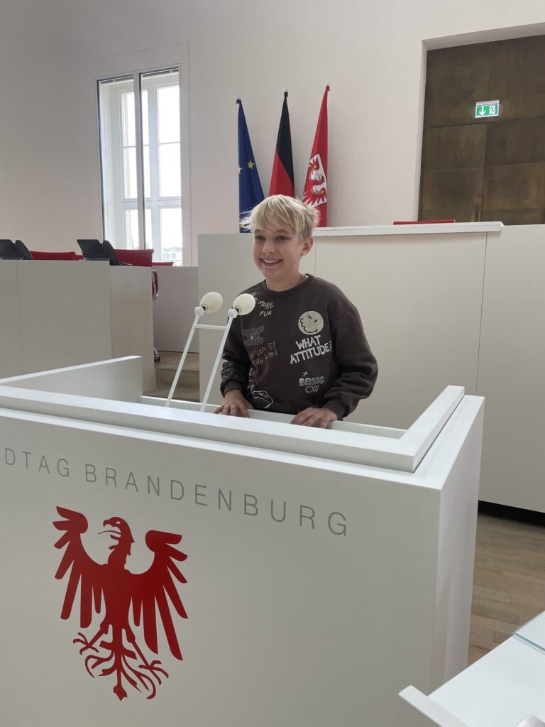 Grundschulkinder erleben Demokratie im Landtag Brandenburg