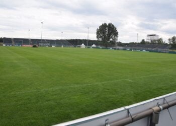 Blick über den Rasen des Sportparks in Krieschow