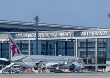 Ein Dreamliner von Qatar Airways steht vor dem Terminal 1 mit dem Schriftzug Berlin Brandenburg Airport Willy Brandt