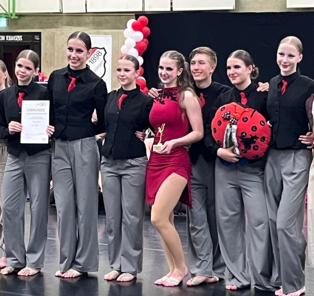 Small Beats des Jazz Dance Club Cottbus 99 mit Pokal