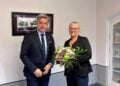 Bürgermeister Jörg Gampe gratuliert Antje Scholz zu ihrer neuen Aufgabe als Geschäftsführerin der WGF (Bild: ©Stadt Finsterwalde/Hromada)