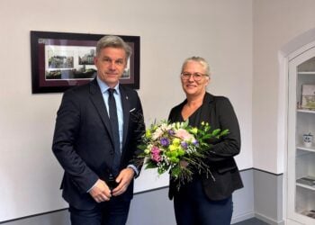Bürgermeister Jörg Gampe gratuliert Antje Scholz zu ihrer neuen Aufgabe als Geschäftsführerin der WGF (Bild: ©Stadt Finsterwalde/Hromada)