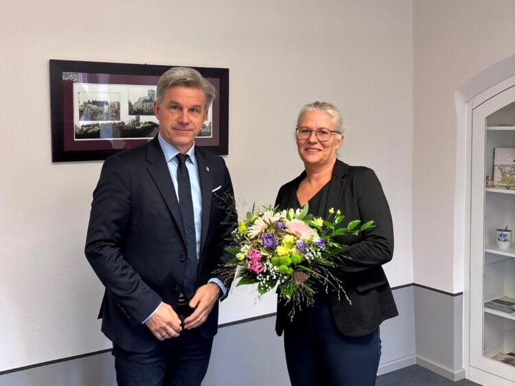 Bürgermeister Jörg Gampe gratuliert Antje Scholz zu ihrer neuen Aufgabe als Geschäftsführerin der WGF (Bild: ©Stadt Finsterwalde/Hromada)