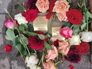 Nach Diebstahl: Stolpersteine für Ehepaar Bernfeld in Spremberg ersetzt
