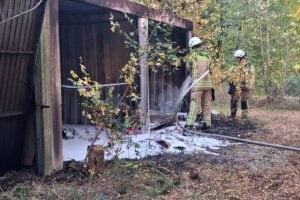 Garagenbrand in Cottbus-Sandow: Feuerwehr mit 14 Kräften im Einsatz