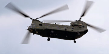 Der mittlere Transporthubschrauber CH-47 Chinook des Joint Helicopter Command der Royal Army (UK) bei der Flugvorführung im Rahmen der ILA 2016 auf dem Flughafen Berlin-Schönefeld, am 02.06.2016.
©Bundeswehr/Carsten Vennemann