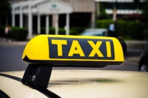 LDS kündigt Vereinbarung: Berliner Taxis am BER nur noch auf Bestellung