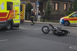 Auto und Motorrad in Forst zusammengeprallt: Eine Person verletzt
