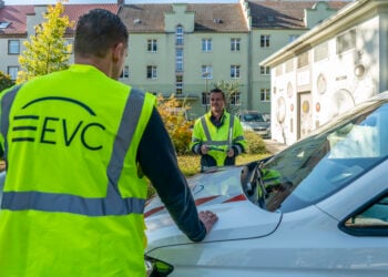 Mitarbeiter der Elektroenergieversorgung Cottbus an einer Trafostation