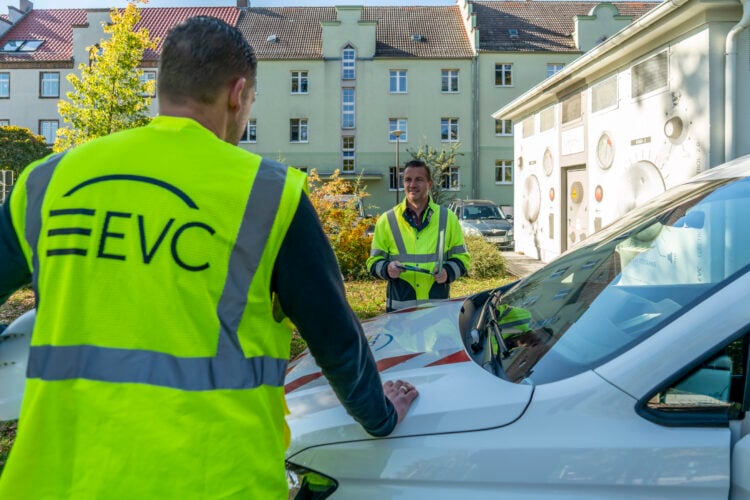 Mitarbeiter der Elektroenergieversorgung Cottbus an einer Trafostation