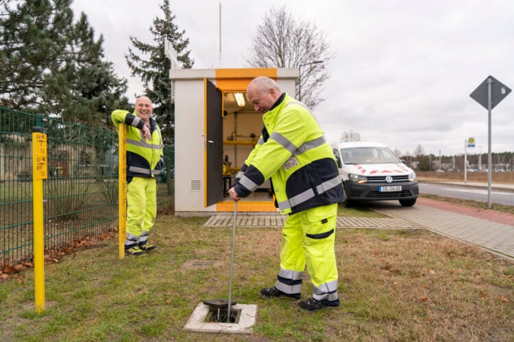Zwei Monteure der Elektroenergieversorgung Cottbus in Warnkleidung an einer Gas-Station