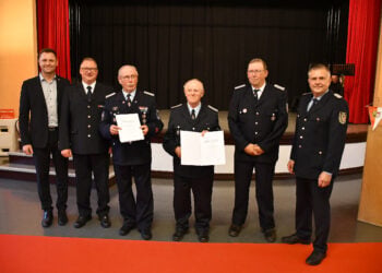 Sechs Jahrzehnte im Dienst der Freiwilligen Feuerwehr: Oberbrandmeister Horst Däumichen aus Knippelsdorf und Brandmeister Helmut Paulenz aus Zeckerin wurden für ihre langjährige Treue ausgezeichnet. Auf dem Foto (v. l. n. r.): Landrat Marcel Schmidt, der stellvertretende Kreisbrandmeister Mario Harnisch, Horst Däumichen, Helmut Paulenz, Kreisjugendwart Robby Richter und Kreisbrandmeister Steffen Ludewig. (Bild: Pressestelle Kreisverwaltung/ Torsten Hoffgaard)
