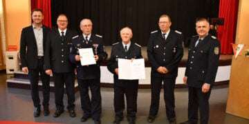 Sechs Jahrzehnte im Dienst der Freiwilligen Feuerwehr: Oberbrandmeister Horst Däumichen aus Knippelsdorf und Brandmeister Helmut Paulenz aus Zeckerin wurden für ihre langjährige Treue ausgezeichnet. Auf dem Foto (v. l. n. r.): Landrat Marcel Schmidt, der stellvertretende Kreisbrandmeister Mario Harnisch, Horst Däumichen, Helmut Paulenz, Kreisjugendwart Robby Richter und Kreisbrandmeister Steffen Ludewig. (Bild: Pressestelle Kreisverwaltung/ Torsten Hoffgaard)