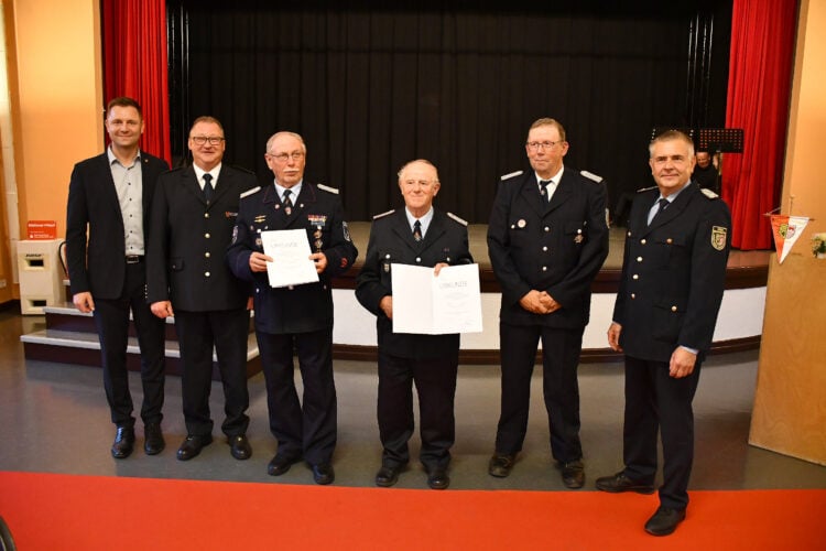 Sechs Jahrzehnte im Dienst der Freiwilligen Feuerwehr: Oberbrandmeister Horst Däumichen aus Knippelsdorf und Brandmeister Helmut Paulenz aus Zeckerin wurden für ihre langjährige Treue ausgezeichnet. Auf dem Foto (v. l. n. r.): Landrat Marcel Schmidt, der stellvertretende Kreisbrandmeister Mario Harnisch, Horst Däumichen, Helmut Paulenz, Kreisjugendwart Robby Richter und Kreisbrandmeister Steffen Ludewig. (Bild: Pressestelle Kreisverwaltung/ Torsten Hoffgaard)