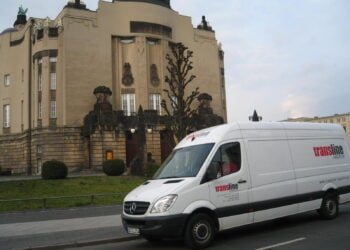 Transporter der Kurierdienst Transline GmbH vor dem Staatstheater Cottbus