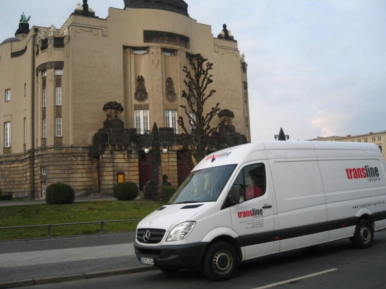 Transporter der Kurierdienst Transline GmbH vor dem Staatstheater Cottbus