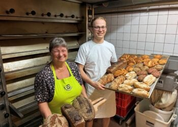 Bäcker Moritz C. F. Graf zu Lynar hat seine Ausbildung in der Cottbuser BIO-Bäckerei Schmidt bei Innungsobermeisterin Diana Lewandowski absolviert. (Bild: Christian Taubert)