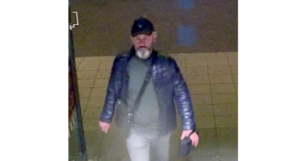 Kofferdiebstahl am Flughafen BER: Polizei sucht unbekannten Mann