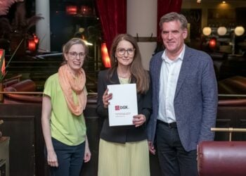 Oberärztin Dr. Jelena Zickwolf (M.) bei der Preisverleihung. (MUL - CT)