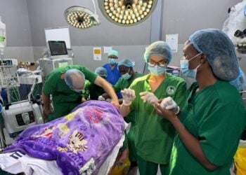 Jan Gohlke, Oberarzt der Anästhesiologie am Rhön-Klinikum; Dr. Gerald Mayaya, Chefarzt der Neurochirurgie am BMC; Dr. med. Ina Konietzko, Leitende Oberärztin Neurochirurgie an der MUL – CT; Dr. Maria Kipele, Fachärztin Neurochirurgie der MUL – CT.
