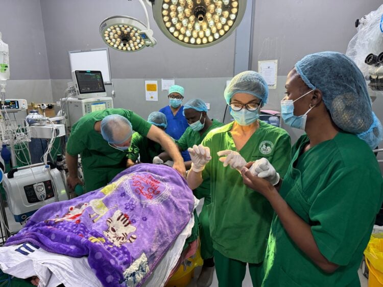 Jan Gohlke, Oberarzt der Anästhesiologie am Rhön-Klinikum; Dr. Gerald Mayaya, Chefarzt der Neurochirurgie am BMC; Dr. med. Ina Konietzko, Leitende Oberärztin Neurochirurgie an der MUL – CT; Dr. Maria Kipele, Fachärztin Neurochirurgie der MUL – CT.