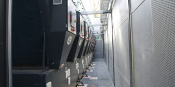 Wärmepumpen helfen ganze Stadtteile zukunftsfest zu machen. Die Wärmepumpenkaskade im Bild kann eine Nachbarschaft nachhaltig über ein Fernwärmenetz versorgen. Smarte Betriebsstrategien für solche Anlagen entwickelt das Fraunhofer IEG nun auch im Cottbuser EIZ. (Bild: Jan Küpper/Fraunhofer IEG)