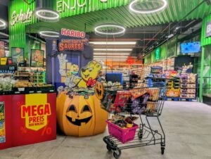 Kürbis schnitzen: EDEKA in Spree Galerie verschenkt Halloween-Proviant