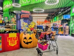 EDEKA in Cottbus belohnt schönsten Halloween-Kürbis mit Naschereien