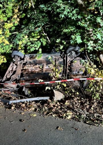 Abgesperrte Unfallstelle in Bohrau mit dem Wagen auf der Seite