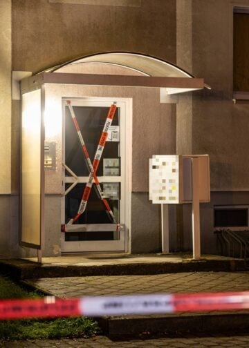 Mit Feuerwehr-Sperrband versiegelter Hauseingang in Lauchhammer