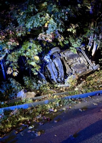 Das verunglückte Auto liegt in Bohrau auf der Seite im Gebüsch