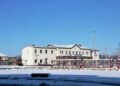 Empfangsgebäude des Bahnhofs Elsterwerda mit Vorplatz und Bushaltestellen