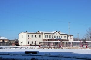 Elsterwerda baut am Bahnhof eine Toilette und eine neue Grünfläche