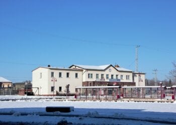 Empfangsgebäude des Bahnhofs Elsterwerda mit Vorplatz und Bushaltestellen