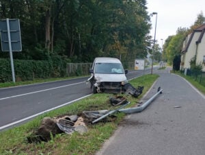 Über 2 Promille: Auto kracht in Lauchhammer gegen Laterne