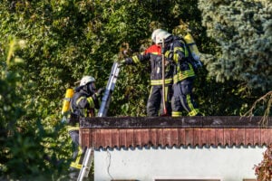 Gartenlauben-Brand in Senftenberg: Eine Person verletzt
