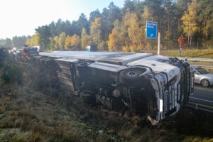 A13 bei Baruth: LKW landet nach Ausweichmanöver auf der Seite