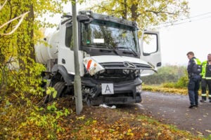 Lkw prallt bei Telz gegen Baum – Fahrer bleibt unverletzt