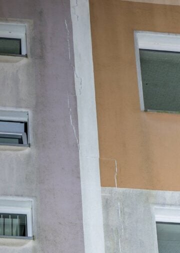 Beschädigte Fassade eines Plattenbaus in Lauchhammer