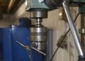 Nahaufnahme einer Bohrmaschine in einer Werkstatt für Metallbearbeitung
