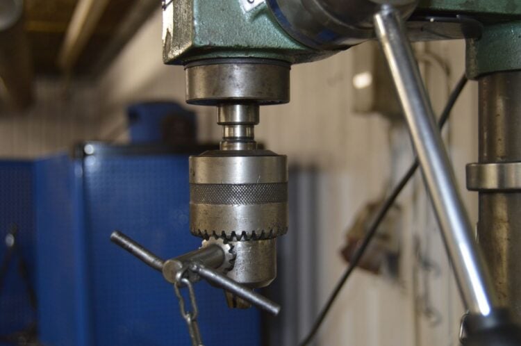 Nahaufnahme einer Bohrmaschine in einer Werkstatt für Metallbearbeitung